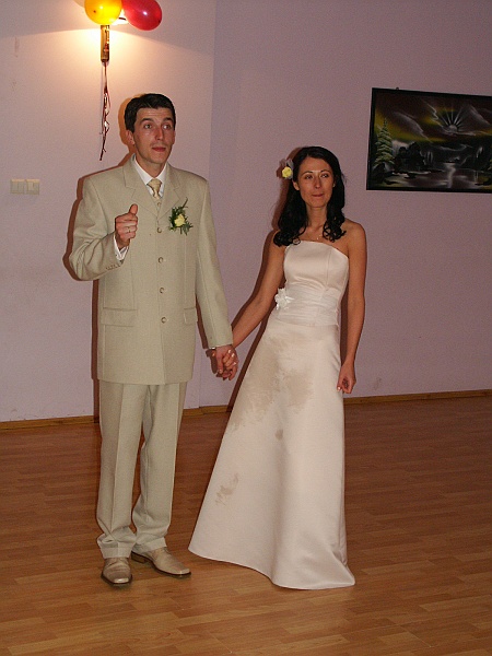 076 Pierwszy taniec.JPG - Pierwszy taniec. Nietęgie miny, suknia już zdążyła mieć mały wypadek. :)